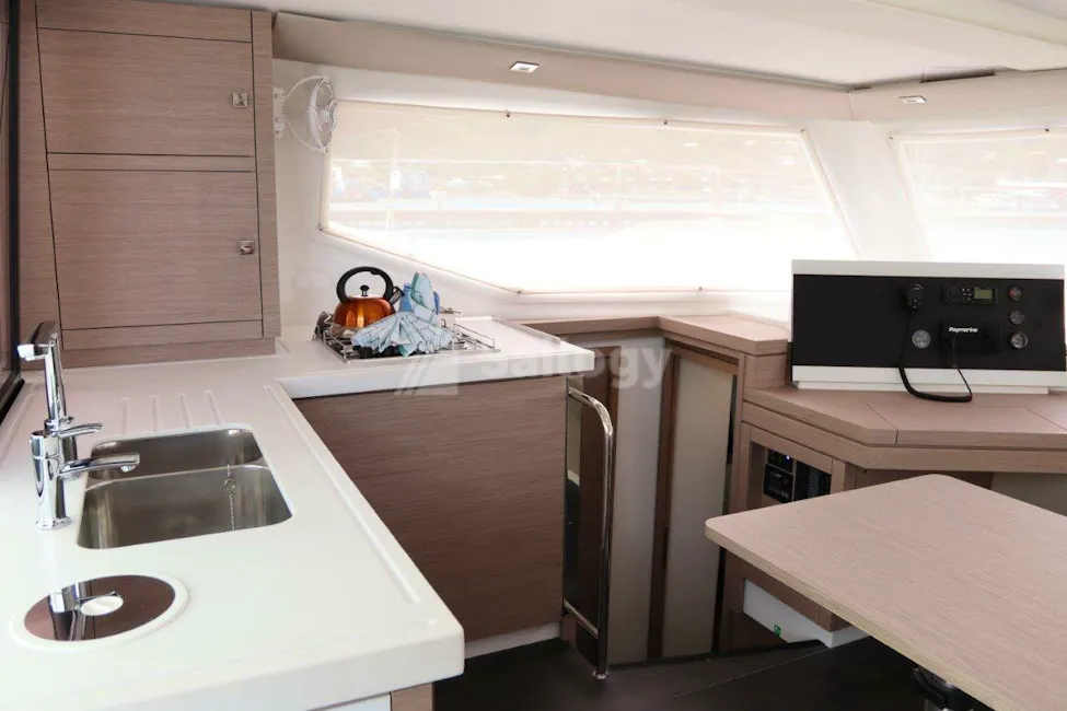 Fountaine Pajot Lucia 40
