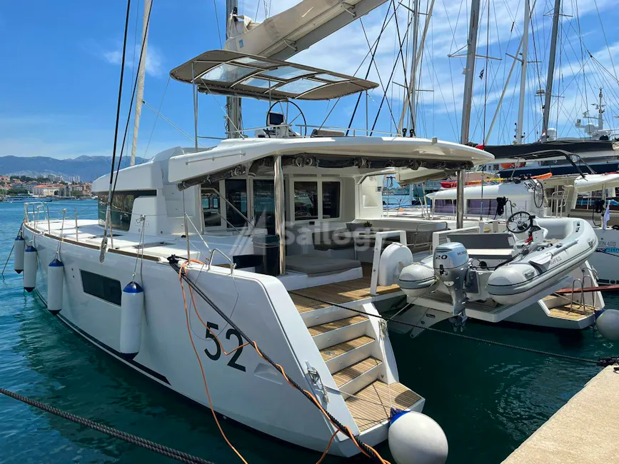 Lagoon 52