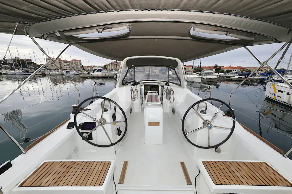 Beneteau Oceanis 38