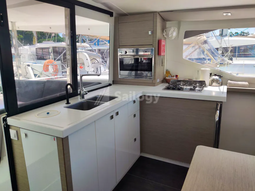 Fountaine Pajot Lucia 40